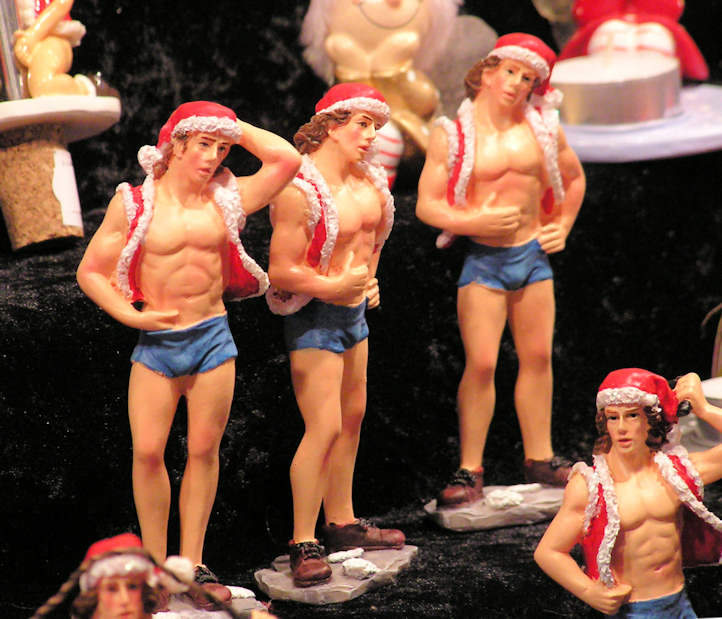 6281_PC020010 Angebot Weihnachtsmarkt - Männliche Plastikfiguren mit Weihnachtsmütze. | Adventszeit  in Hamburg - Weihnachtsmarkt - VOL. 2